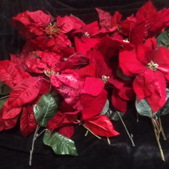 3 bundles of red faux Floral assortment plus ➕ more poinsettias! - Picture 5 of 6